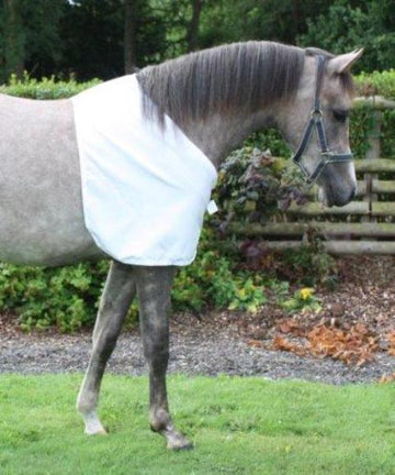 Bib designed with cutaway neck for Arab Horses, silky layer protects horses shoulders, chest and wither from rug rubs, allows rubbed areas to regrow.