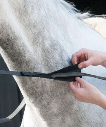 Bossy's Bibs ReinGuards for protection and cure against neck rubs caused by your reins, with an easy on and off velcro fastening!